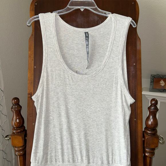Vuori Torrey Romper in a gray color women’s XL EUC - Picture 3 of 9